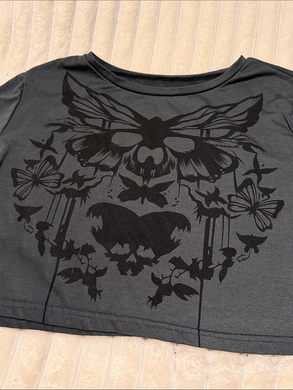 🔴 SHEIN Black Graphic Cropped Tee with Moth & Skull Motif - Picture 3 of 4
